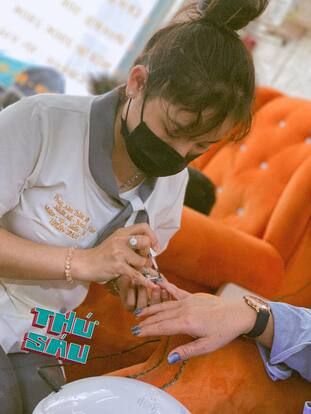Đào tạo học viên làm nails tại helen nails beauty